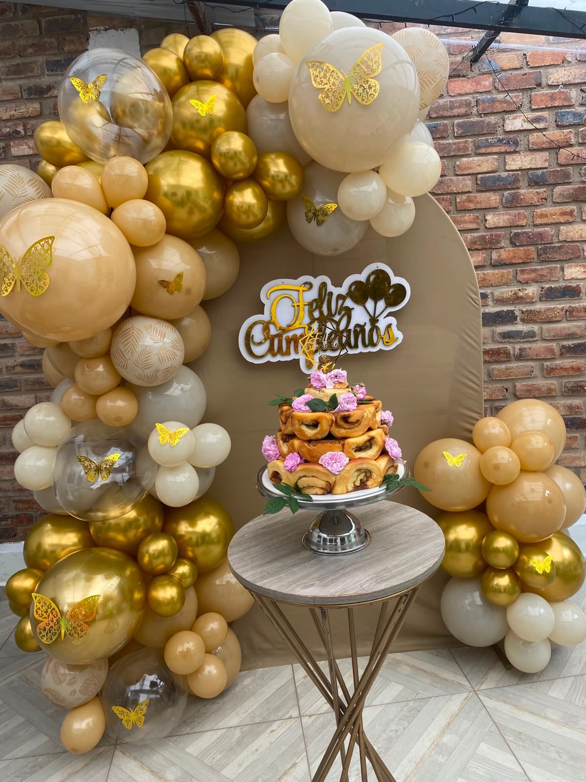 Torre de rollos de canela de Mi Jarita en una celebración